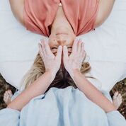 Gesichtsbehandlung Pflege Massage